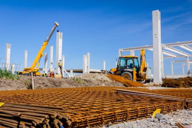 Paslı kare takviye beton, inşaat alanı için arka planda görünümdür.