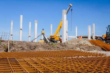 Paslı kare takviye beton, inşaat alanı için arka planda görünümdür.