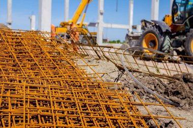 Paslı kare takviye beton, inşaat alanı için arka planda görünümdür.