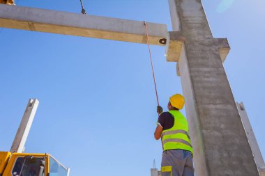 Çalışan mobil vinç halat boyu derleme büyük inşaat için beton kiriş yönetmek için yardımcı oluyor.