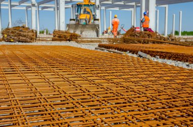 Paslı kare takviye beton, inşaat alanı için arka planda görünümdür.