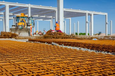 Paslı kare takviye beton, inşaat alanı için arka planda görünümdür.