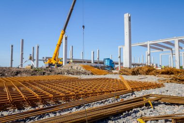 Paslı kare takviye beton, inşaat alanı için arka planda görünümdür.