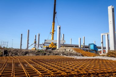 Paslı kare takviye beton, inşaat alanı için arka planda görünümdür.