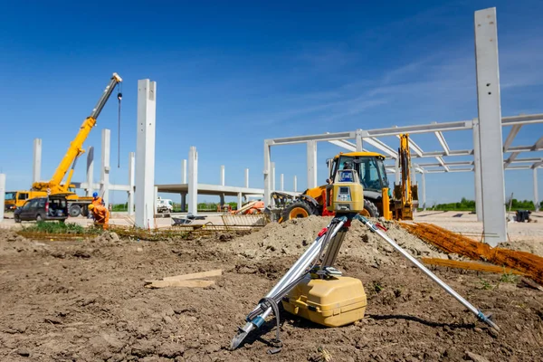 Diğer aygıtları inşaat sahasına seviyelendirmek için lazerli toplam merkez aygıtı.