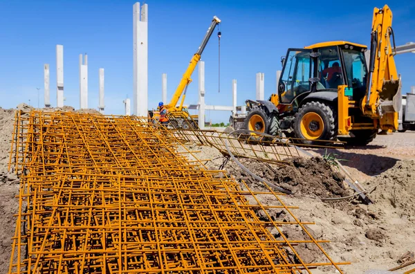Paslı kare takviye beton, inşaat alanı için arka planda görünümdür.