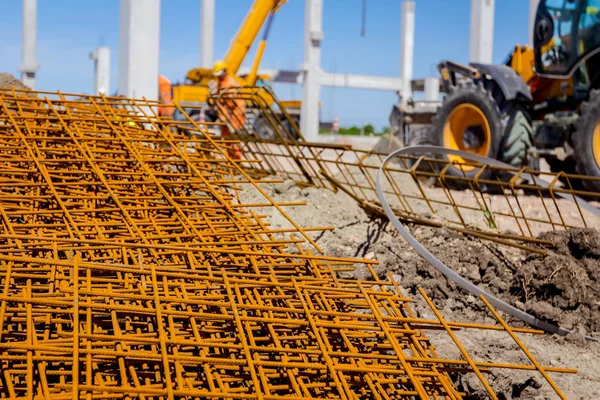 Paslı kare takviye beton, inşaat alanı için arka planda görünümdür.