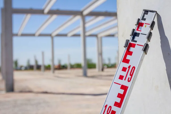 Telescopic Leveling Lath Helping Surveyor Geodesist Measure Position Depth Building — Stock Photo, Image