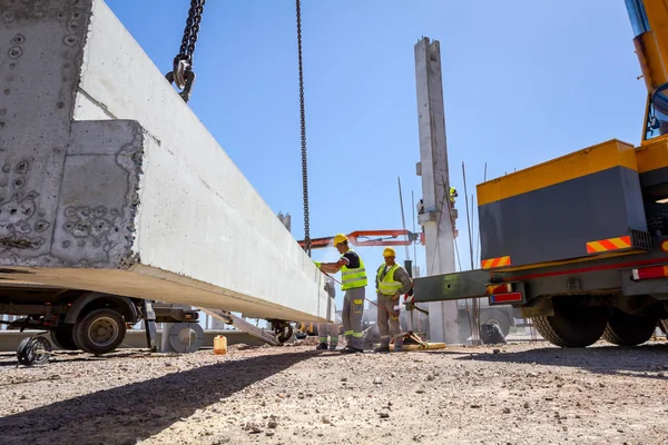 Trabajador Está Utilizando Máquina Molienda Abrasiva Para Configurar Viga Hormigón — Foto de Stock