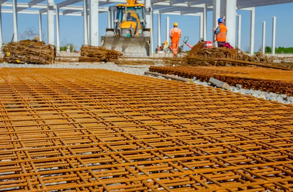 Paslı kare takviye beton, inşaat alanı için arka planda görünümdür.