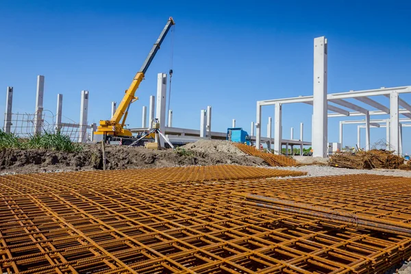 Paslı kare takviye beton, inşaat alanı için arka planda görünümdür.