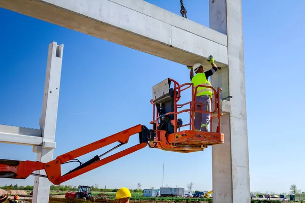 Trabajador Está Ayudando Grúa Móvil Para Gestionar Viga Hormigón Para — Foto de Stock