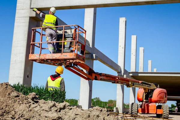 Pracownik Jest Pomoc Dźwig Zarządzania Betonowych Belek Dla Ogromne Budowy — Zdjęcie stockowe