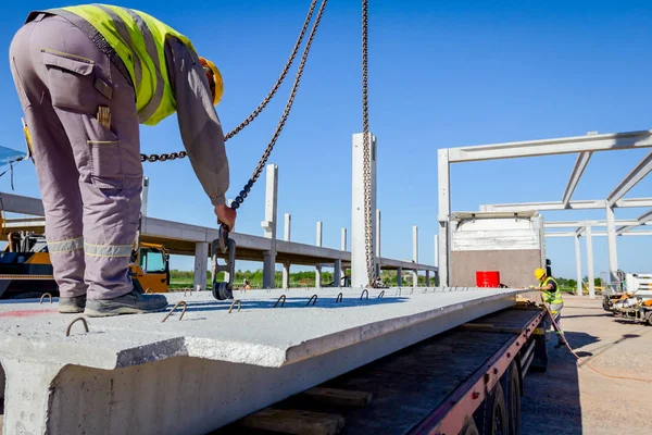 Trabajador Está Preparando Gancho Grúa Para Descargar Vigas Hormigón Del — Foto de Stock