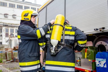 Zrenjanin, Voyvodina, Sırbistan - 27 Mart 2018: İtfaiyeci adam onun Dişli montaj için yardımcı oluyor, denge ve yönü, ekipman kontrol tutmak.