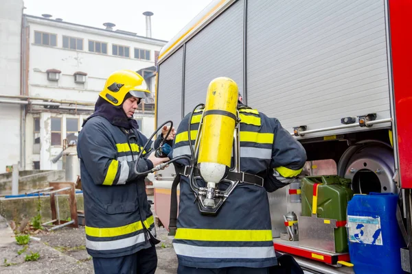 Zrenjanin Vojvodina Sérvia Março 2018 Bombeiro Está Ajudando Companheiro Montar — Fotografia de Stock