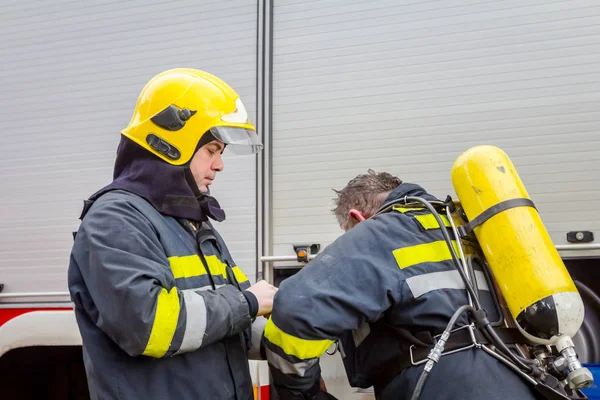 Zrenjanin Vojvodina Sérvia Março 2018 Bombeiro Está Ajudando Companheiro Montar — Fotografia de Stock