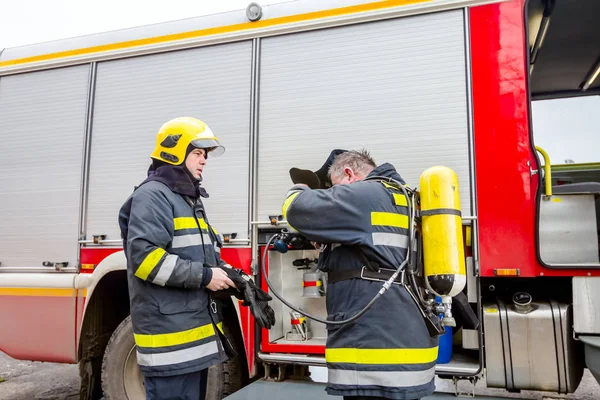 Zrenjanin Vojvodina Serbia March 2018 Firefighter Helping Fellow Assembly His — Stock Photo, Image