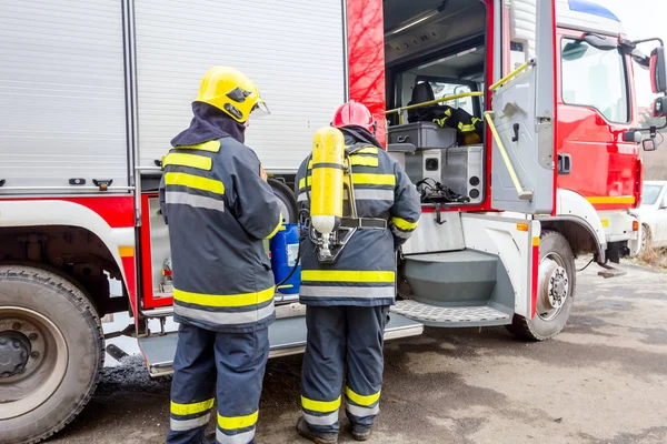 İtfaiyeci adam onun Dişli montaj için yardımcı oluyor, denge ve yönü, ekipman kontrol tutmak.