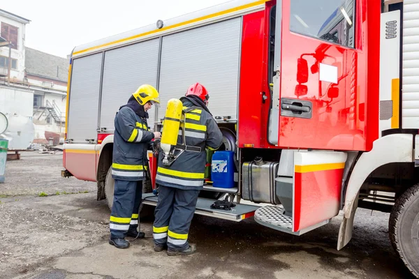 Zrenjanin Vojvodina Sérvia Março 2018 Bombeiro Está Ajudando Companheiro Montar — Fotografia de Stock