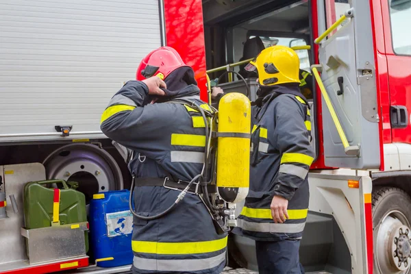 İtfaiyeci adam onun Dişli montaj için yardımcı oluyor, denge ve yönü, ekipman kontrol tutmak.