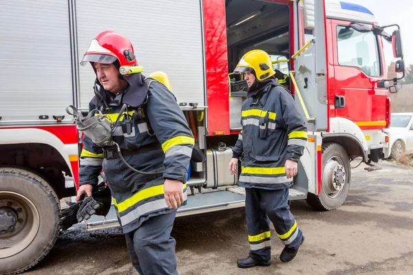 ズレニャニン ヴォイヴォディナ セルビア 2018 消防士は支援員アセンブリに彼のギア バランスを保ち 器材をチェック — ストック写真