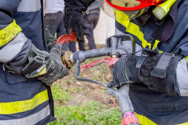 Bombero Está Ayudando Los Compañeros Montar Pistola Agua Acoplador Manguera — Foto de Stock