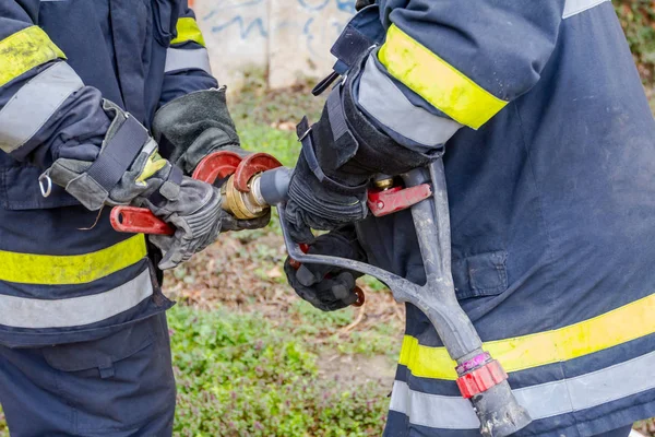 Пожежний Допомагає Збирати Водяну Гармату Шланг — стокове фото