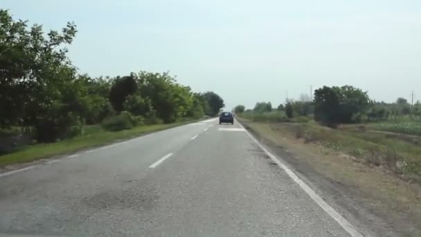 車の運転の田舎道 国の道路 ハメ撮り ポイント ビューのフロント フロント ガラスで車を運転 — ストック動画