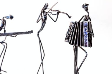 Müzik performans kaynaklı siyah metal tel ile yapılan resimler. Akordeon, gitarist ve keman birlikte oynuyorlar. Yaşam çizgileri