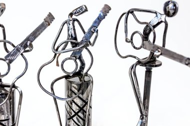 Siyah metal tel sanatçılar ile yapılan müzik isimlerinden kaynaklı, gitaristler birlikte yaşam çizgileri oynuyorlar.