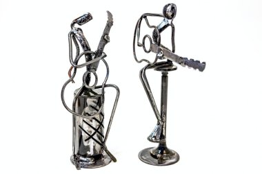 Siyah metal tel sanatçılar ile yapılan müzik isimlerinden kaynaklı, gitaristler birlikte yaşam çizgileri oynuyorlar.