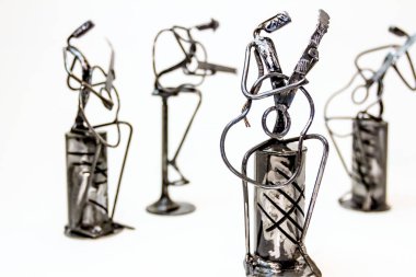 Siyah metal tel sanatçılar ile yapılan müzik isimlerinden kaynaklı, gitaristler birlikte yaşam çizgileri oynuyorlar.