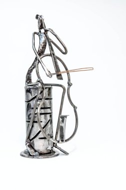 Şekil kaynaklı siyah metal tel ile yapılan müzik sanatçısı, violoncellist hatları yaşayan solo, oynuyor.