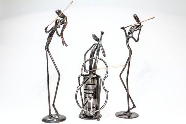 Siyah metal tel sanatçılar ile yapılan müzik isimlerinden kaynaklı, kemancı birlikte yaşam çizgileri oynuyorlar.