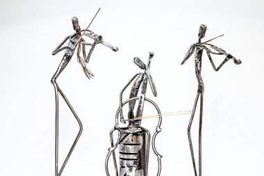 Siyah metal tel sanatçılar ile yapılan müzik isimlerinden kaynaklı, kemancı birlikte yaşam çizgileri oynuyorlar.