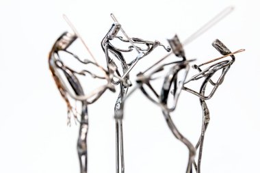 Siyah metal tel sanatçılar ile yapılan müzik isimlerinden kaynaklı, kemancı birlikte yaşam çizgileri oynuyorlar.