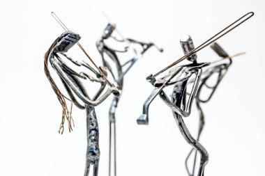 Siyah metal tel sanatçılar ile yapılan müzik isimlerinden kaynaklı, kemancı birlikte yaşam çizgileri oynuyorlar.