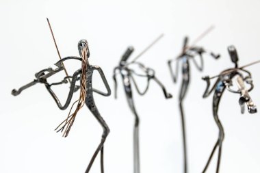 Siyah metal tel sanatçılar ile yapılan müzik isimlerinden kaynaklı, kemancı birlikte yaşam çizgileri oynuyorlar.