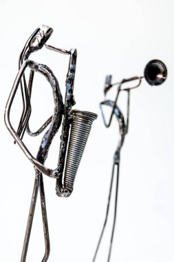Müzik performans kaynaklı siyah metal tel ile yapılan resimler. İki üfleme aletleri birlikte trompetçi ve saksofoncu oynuyorlar. Yaşam çizgileri