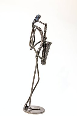 Dikişli siyah tel ile solo, yaşam çizgileri oynarken saksofoncu yapılan müzik sanatçı figürü.