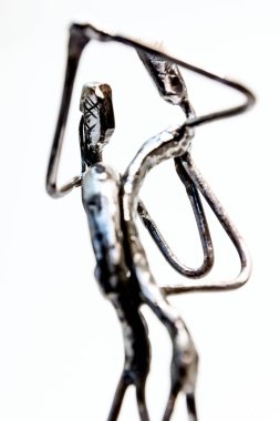 Rakamlar kaynaklı siyah metal tel ile yapılan performans. Dansçılar şık seksi tutku ile dans ediyor. Yaşam çizgileri