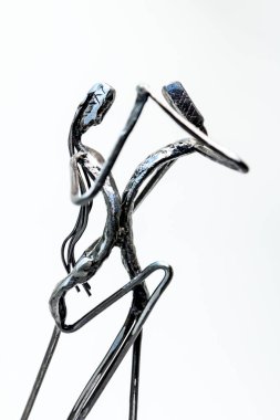 Rakamlar kaynaklı siyah metal tel ile yapılan performans. Dansçılar şık seksi tutku ile dans ediyor. Yaşam çizgileri