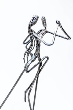 Rakamlar kaynaklı siyah metal tel ile yapılan performans. Dansçılar şık seksi tutku ile dans ediyor. Yaşam çizgileri