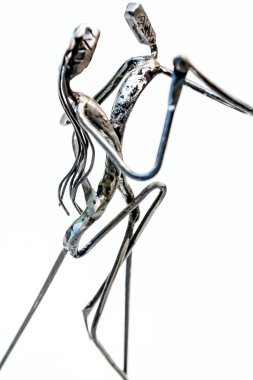 Rakamlar kaynaklı siyah metal tel ile yapılan performans. Dansçılar şık seksi tutku ile dans ediyor. Yaşam çizgileri