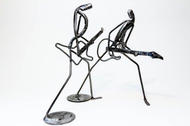 Müzik performans kaynaklı siyah metal tel ile yapılan resimler. Gitaristler yapılan grup birlikte oynuyor. Yaşam çizgileri