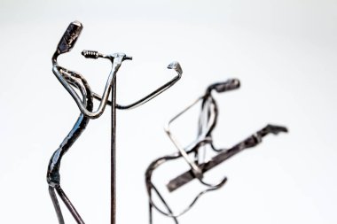 Müzik performans kaynaklı siyah metal tel ile yapılan resimler. Gitarist ve şarkıcı oluşan grup birlikte oynuyor. Yaşam çizgileri