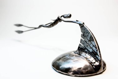 Kağıt tutucu bir rakam olarak dikişli siyah metal telden yapılmış. Yüzücü palet ile satırları yaşayan balık, büyük arka fin için düzenlenen.