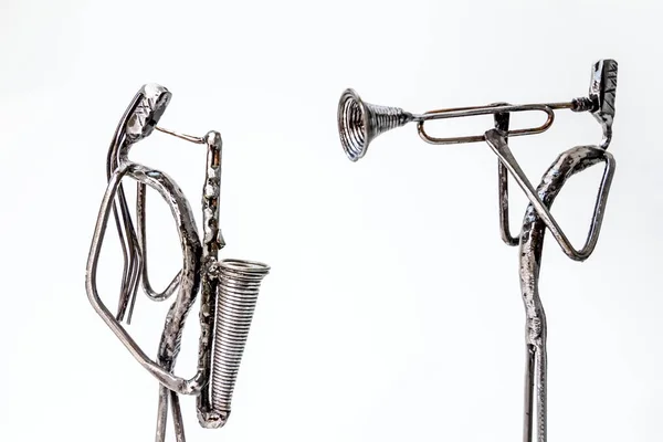 用焊接的黑色金属丝制作的音乐表演者的数字 两个吹乐器一起演奏号手和萨克斯管吹奏者 生活线 — 图库照片