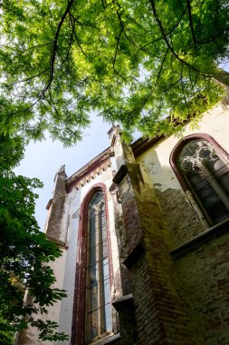 Görünüm üzerinde harap eski Alman Katolik Kilisesi tuğla, Gotik mimarisinin yapılan terk.